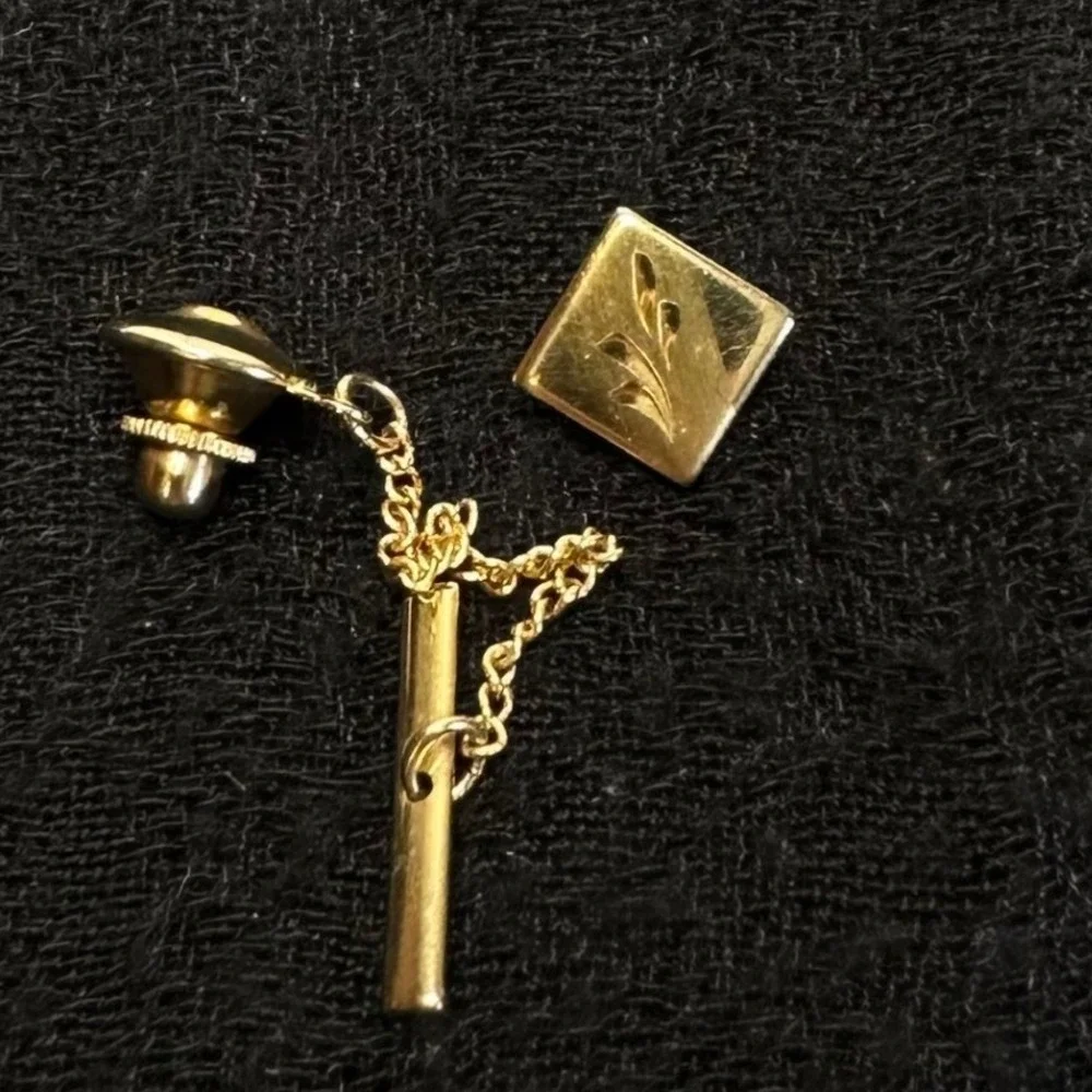 Vintage Gold Tone Etched Square Diamond Cut Floral Motif Tie Tack Mens Bar Chain